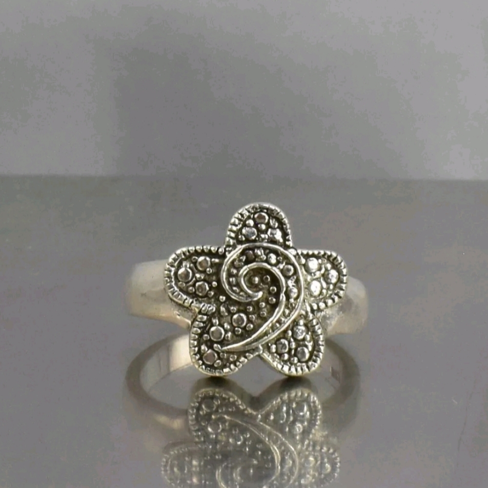 Vintage Sterling Unique detailed Ring size 7.5.   E10